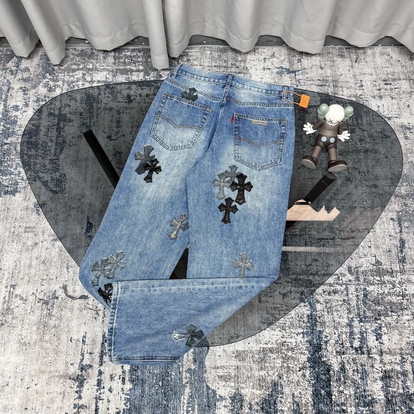 P260 Chromehearts washed blue starry sky crocodile patch leather jeans adopt starry sky theme leather elements, mostly presented in the shape of a cross, with glitter on the leather surface. Unique design, simple and elegant details, exquisite workmanship, the entire trousers are neatly routed, and the details are in place! Ceiling-level jeans, a pair that is hard to find at the counter. About Zangyin, this is an extremely luxurious fashion brand that can also be called the aristocrat of the high street. It has always been an exclusive brand for some hipsters or the rich second generation. It is more luxurious and noble than ordinary high streets. It is more fashionable and individual than luxury brands. Top heavy industry fashion design has always been created in high street luxury style. Speaking of this style, Zangyin family and GU family are definitely the leading representative brands, especially the Zangyin family's creation of high street style. It has really achieved a state-of-the-art effect. The color system of this model is made of unique washed materials. It is already quite eye-catching. It is decorated with pink patchwork cross flowers, which cleverly highlights the charm of the brand. Secondly, this model adopts a classic high-waist cutting design, which highlights the long legs and fashionable temperament of the upper body. The brand is highly recognizable and the slim-fitting configuration is more suitable for daily wear. Personality, fashion, and specification interpretation are all at a glance. Needless to say, materials and craftsmanship. As an excellent craftsman brand, Zangyin’s requirements for details and craftsmanship are really perfect. The washed color of this model has gone through a lot of processes, not to mention the embellishment of the denim appliqués. It is also purely hand-made and sewn. Just like what they believe in, only hand-made things have soul and have the meaning of wearing. A top-notch heavy-duty fashionable denim item. Recommended by both hands. Size: 28/30/32/34/36 Waist: 73/78/83/88/93 Knee: 52/53.5/55/56.5/58 Pants length: 100/102/104/106/108